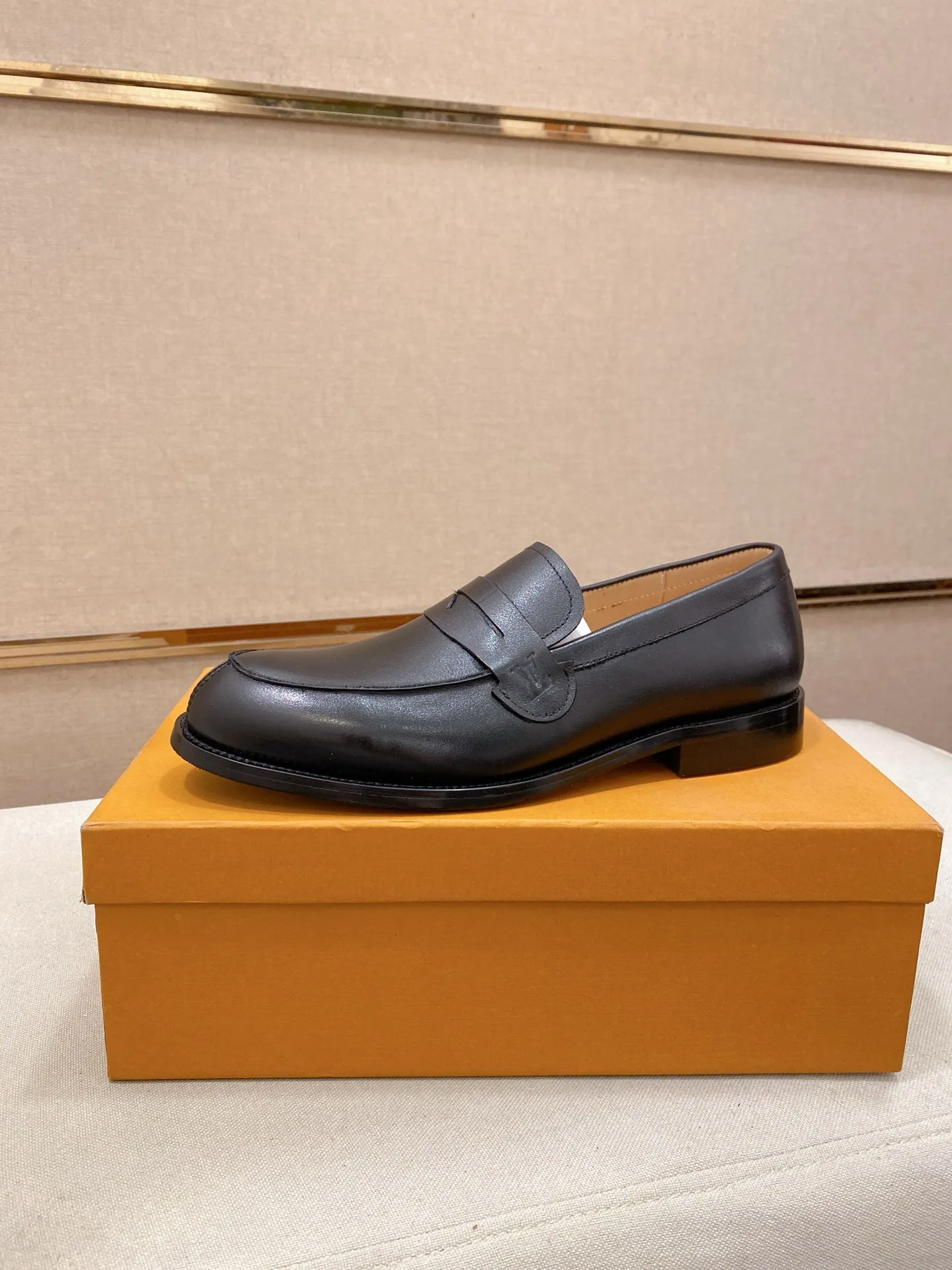 Men's Men's Shoes 500💰⚡️New models on the market⚡️Louis Vuitton (Louis Vuitton/LV) casual, business formal wear! Made with pure Italian craftsmanship, the upper is made of first-layer cowhide, which is full of texture! The lining is cowhide and the original rubber leather shoe outsole. The style is atmospheric and comfortable! Positive code 38-44